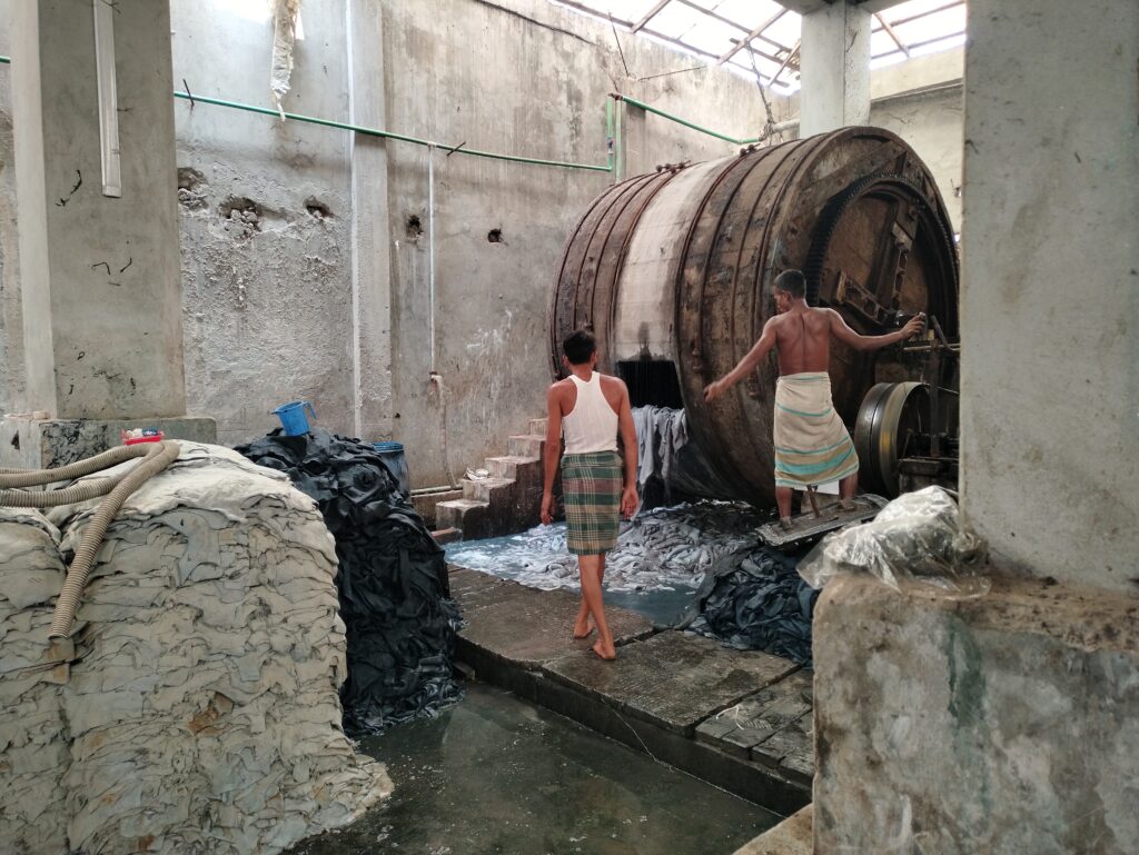 Workers operating one of the drums without safety equipment. The factory has three drums, but one does not work. A drum of this size can tan between 1,200-1,400 cow head hides depending on the thickness of the hides.